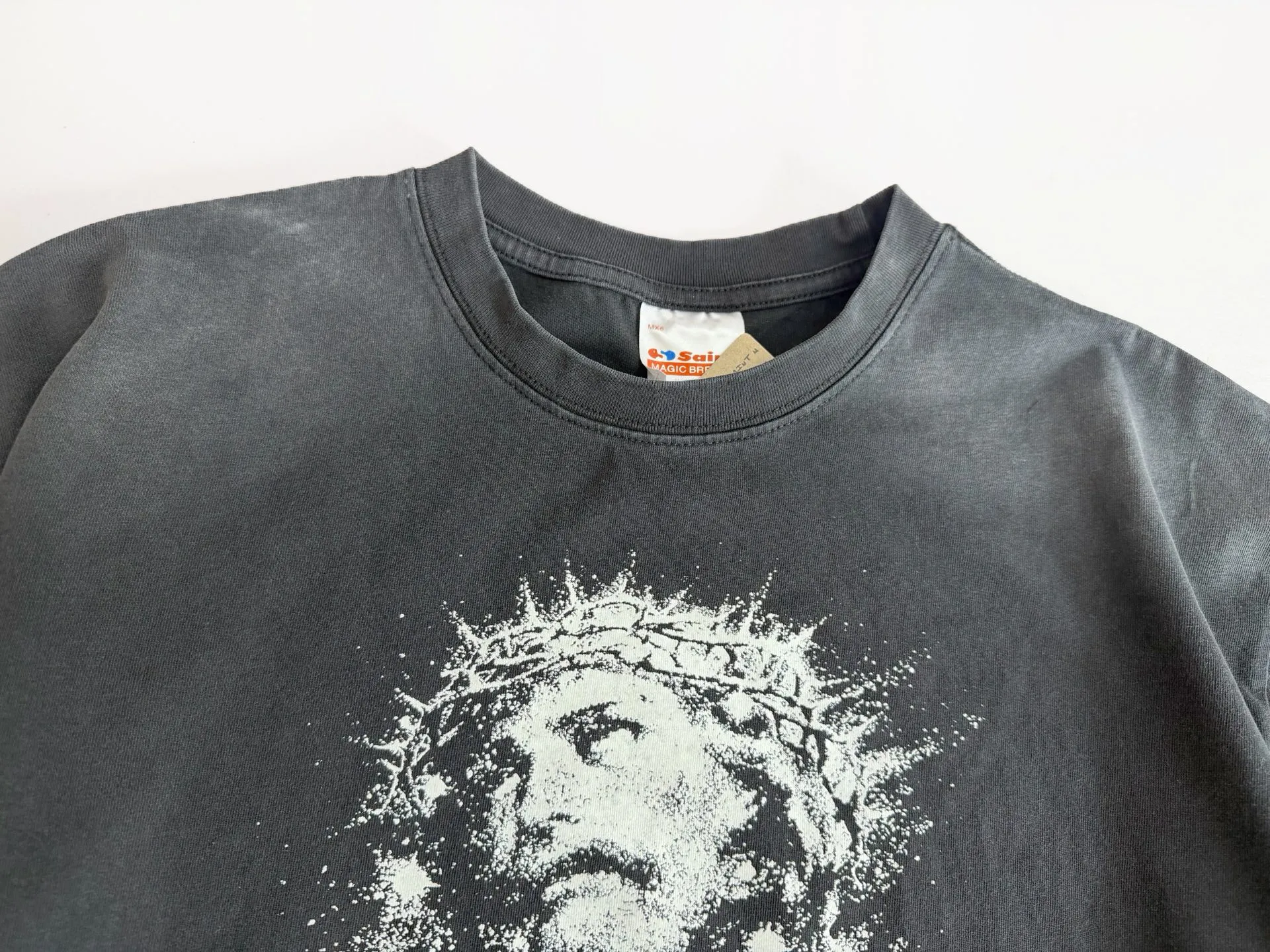 ❥8027#P136 Saint Mxxxxxx New luminous Jesus head is made of double yarn cotton batik fabric 280g, comfortable and breathable to wear. Full of street feel, loose fit. Craftsmanship: luminous printing + graffiti + spray coding, batik and wash. Size: (S-M-L-XL) Color: Washed black